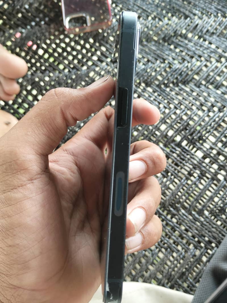 Apple iPhone 13 2