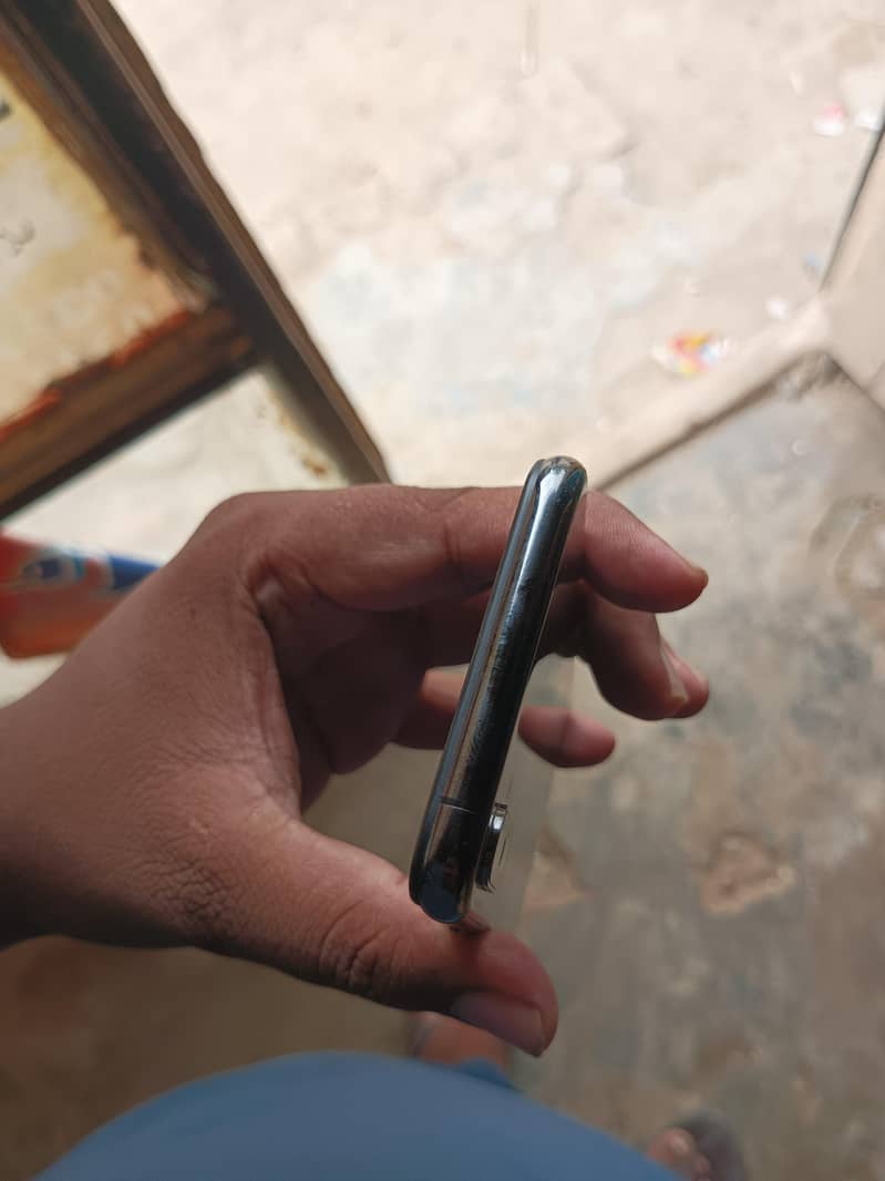iPhone Xs 4