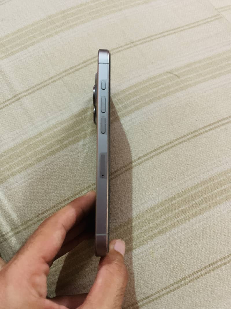 Apple iPhone 15 Pro 4