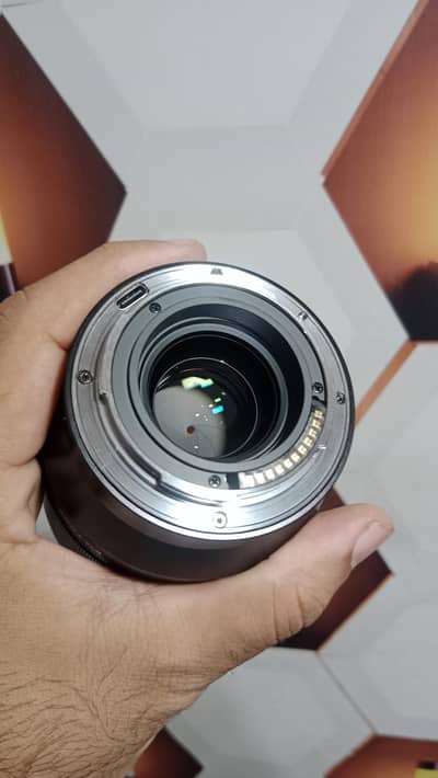 viltrox 85mm 1.8 lena