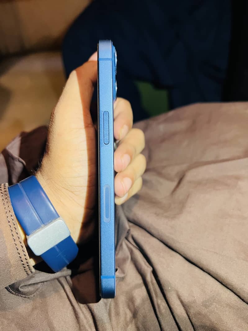 Apple iPhone 13 5