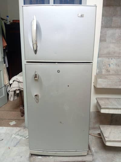 Is fridge ki condition to achi hai Sirf cooling nai krti