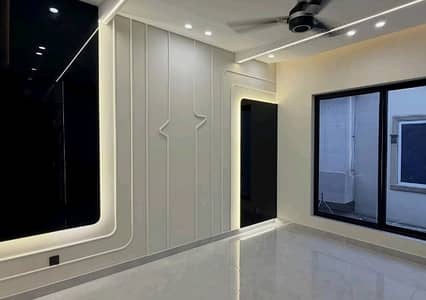 10 Marla House available for sale in Central Park - Block D if you hurry