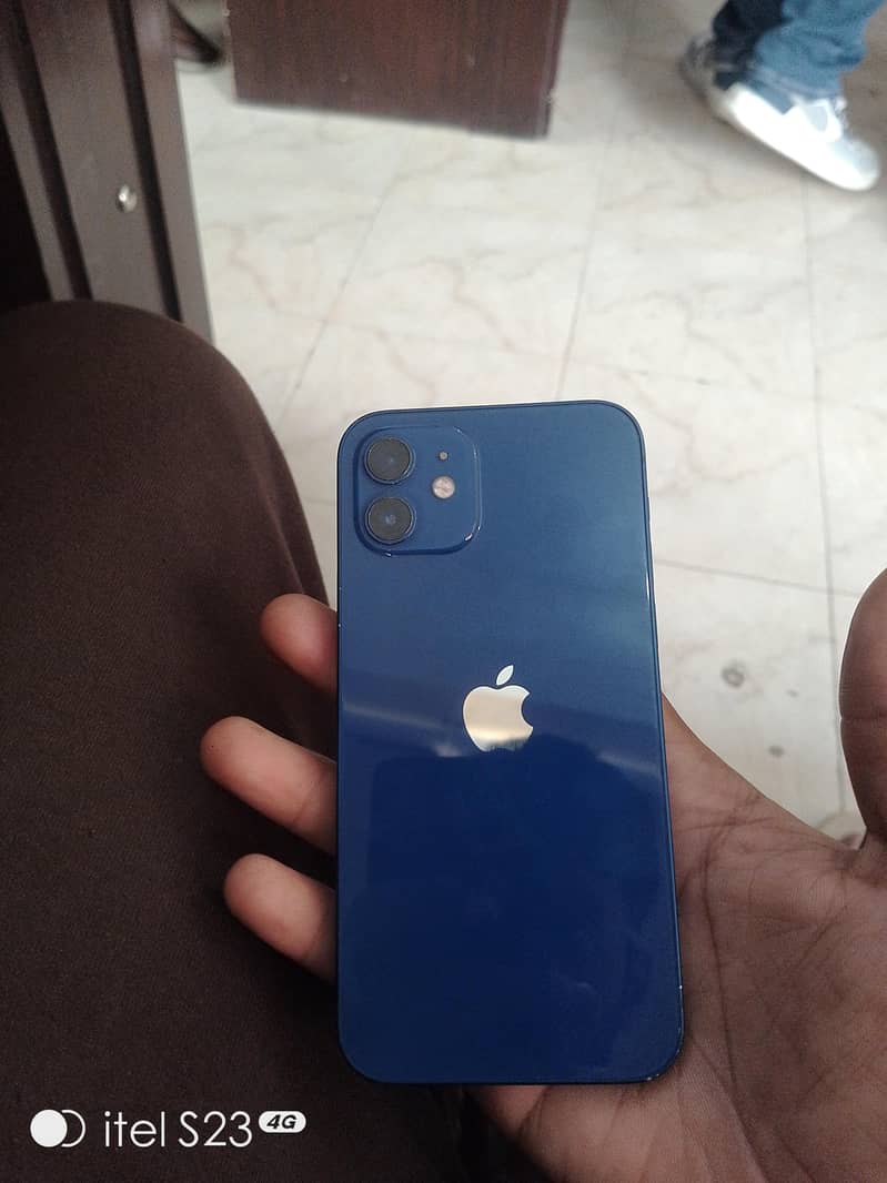Apple iPhone 12 4