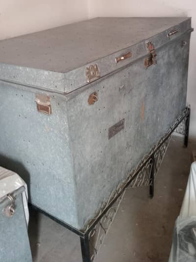 For sale iron peti good condition with exelant condition stand