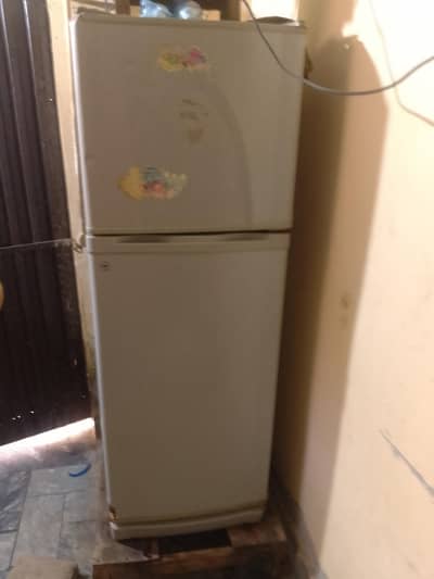 GOOD CONDITION REFRIGERATOR MEDIUM SIZE