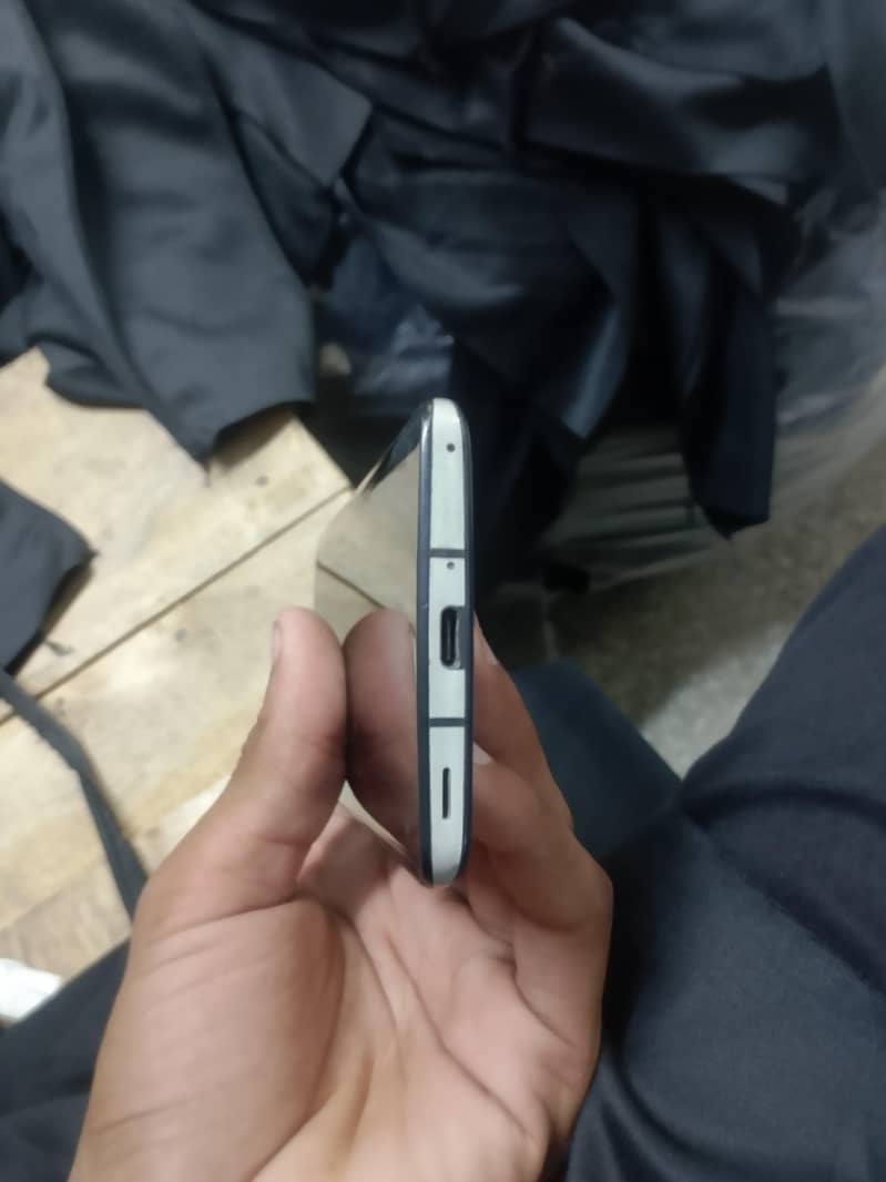 Sharp Aquos Zero 2 1