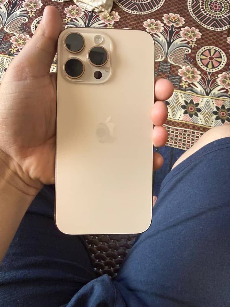 Apple iPhone 16 Pro Max 4