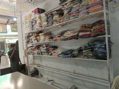 kapry ke shop ke almari or counter hain