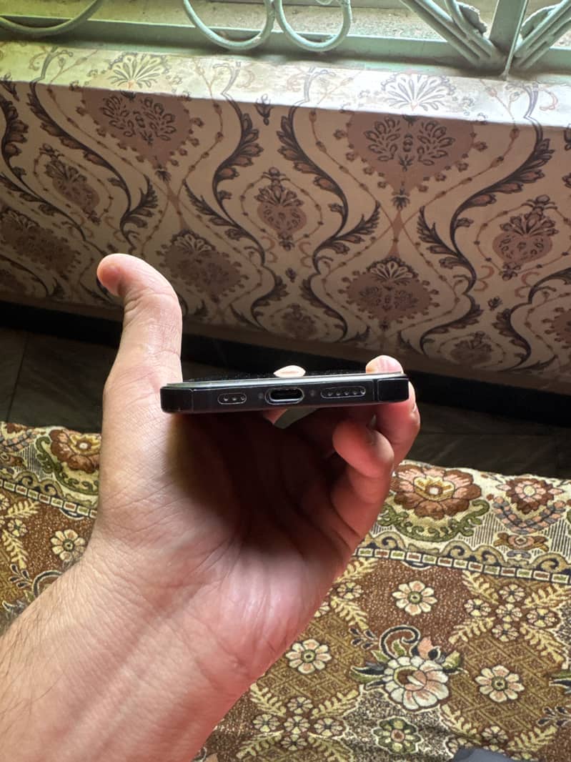Apple iPhone 16 4