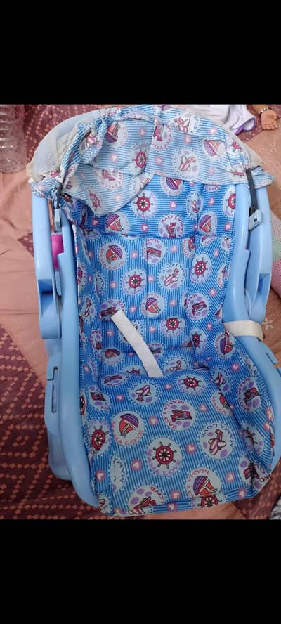 selling baby Cot