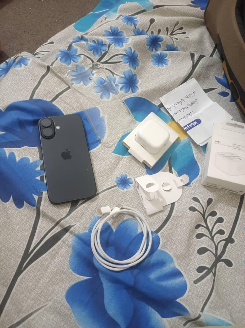 Apple iPhone 16 3