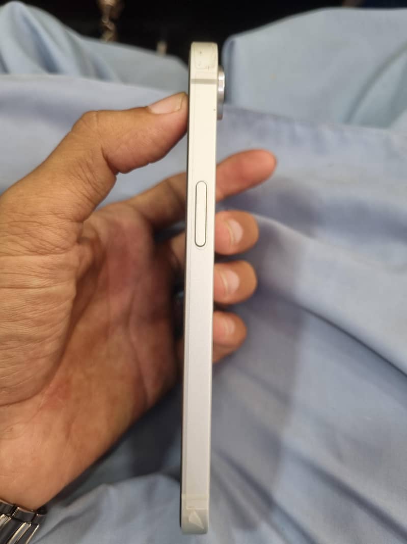 Apple iPhone 16e 2