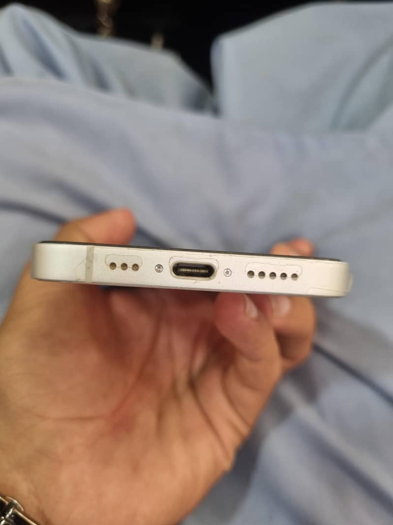 Apple iPhone 16e 3