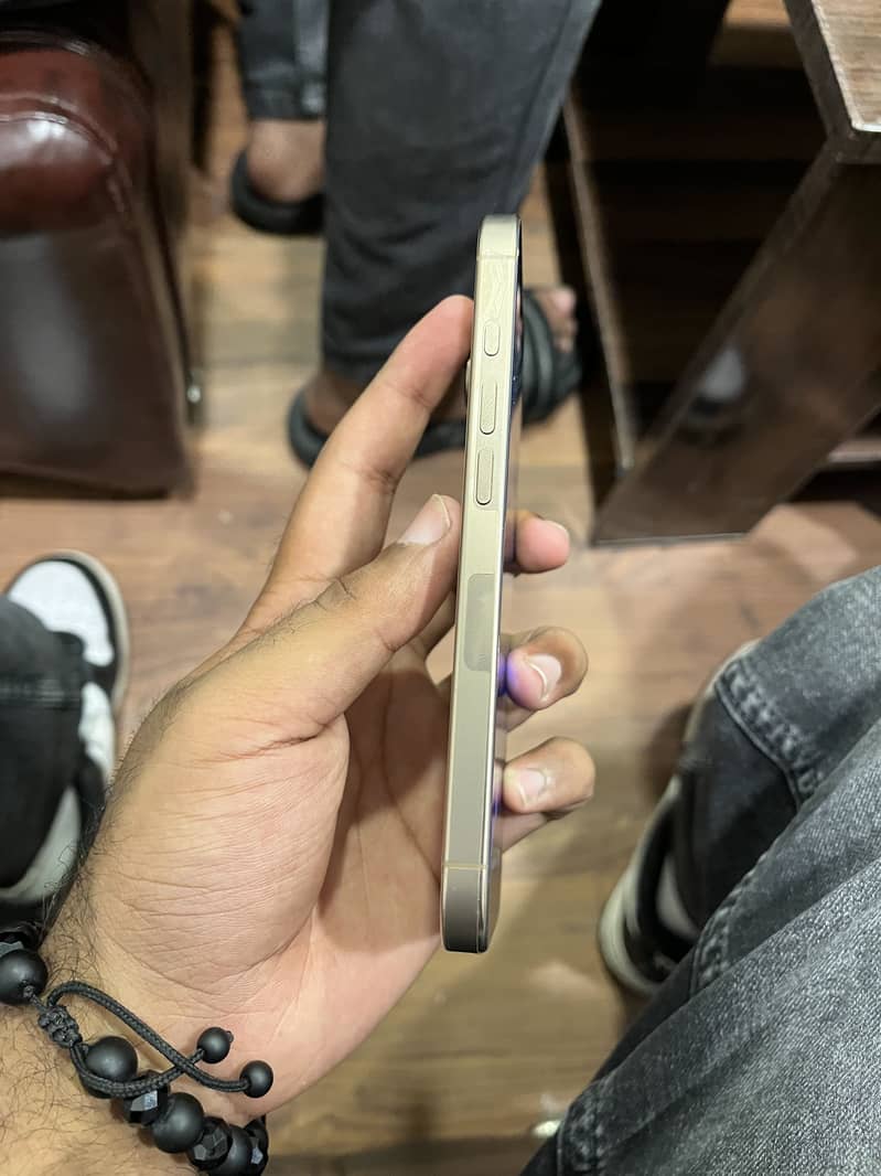 Apple iPhone 16 Pro 1