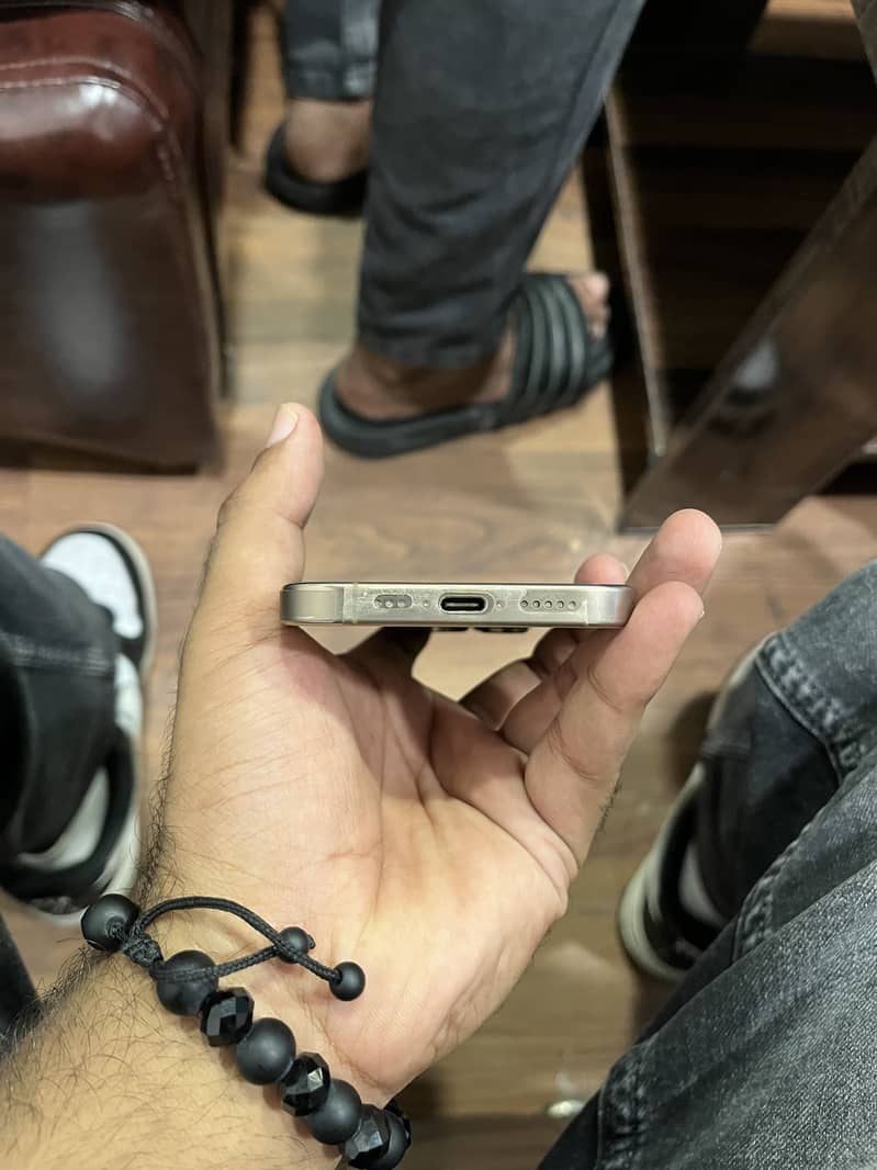 Apple iPhone 16 Pro 4
