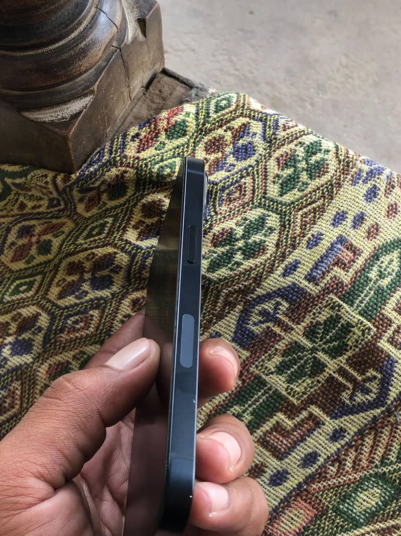 Apple iPhone 13 2
