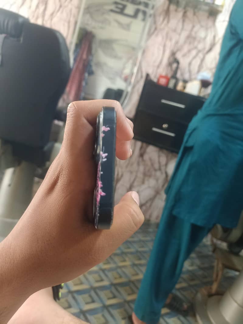 Apple iPhone 13 5