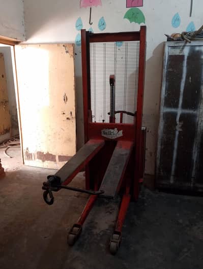 pallet lifter / crane