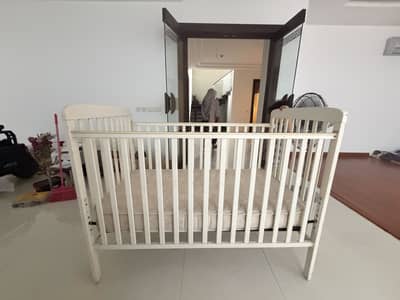 White baby Cot