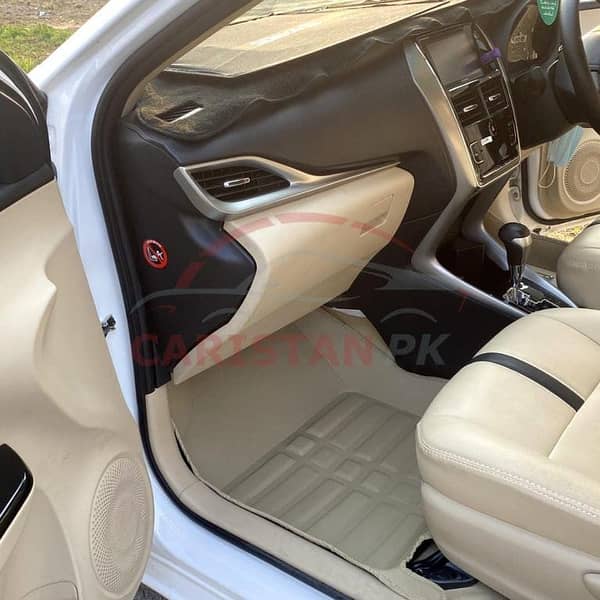Toyota Yaris 5D Beige Floor Mats (3 pieces)