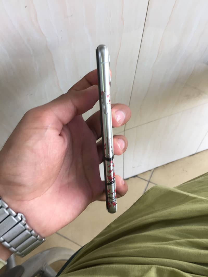 Apple iPhone 11 Pro 1