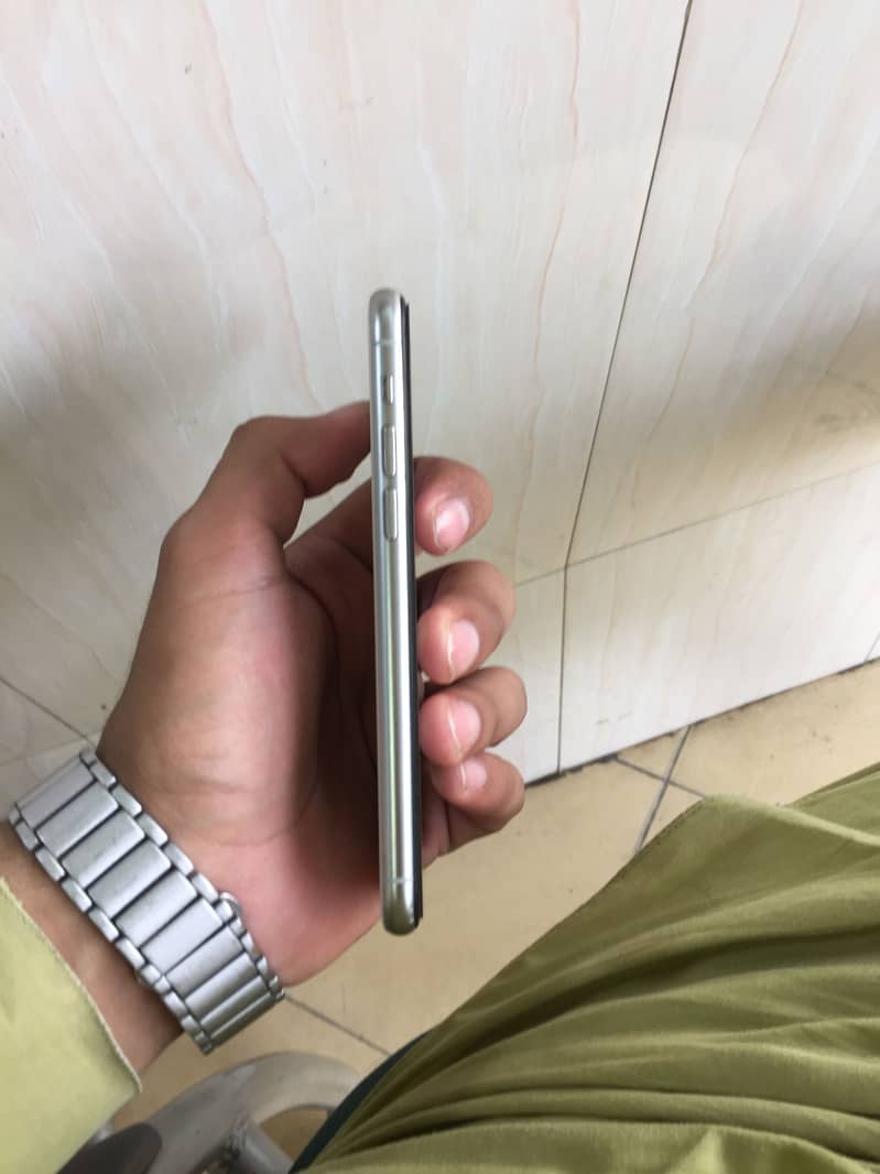 Apple iPhone 11 Pro 4