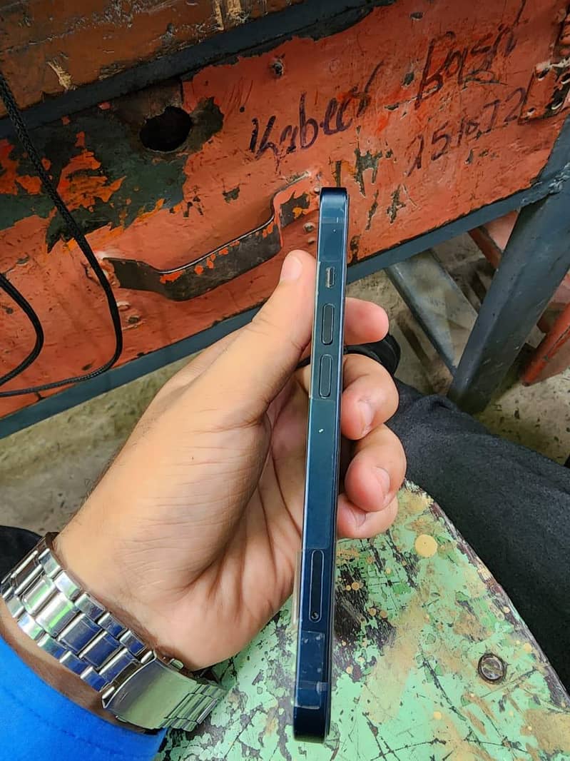 Apple iPhone 13 2
