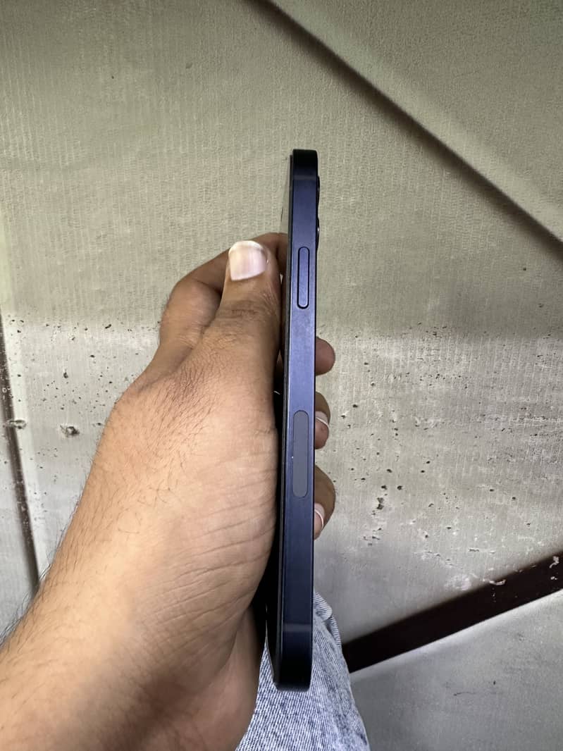 Apple iPhone 12 4