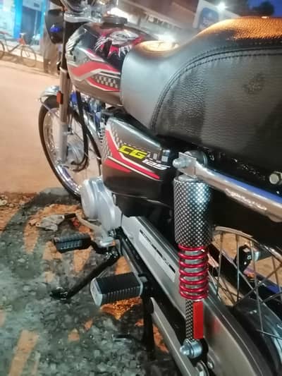 Honda 125 10/10 condition sirf 1600 chala ha double saman