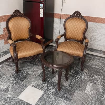 لگژری لکڑی کی 2 کرسیاں سینٹر ٹیبل کے ساتھ – بہترین حالت
