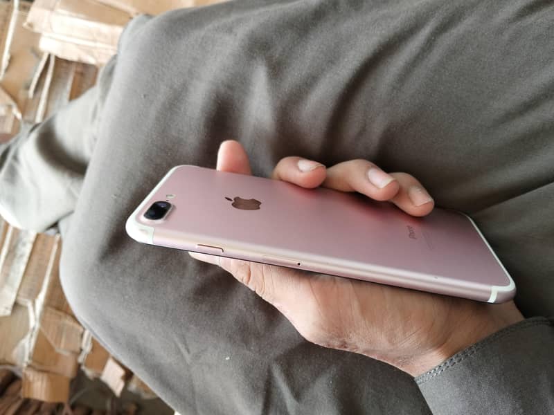 Apple iPhone 7 Plus 2