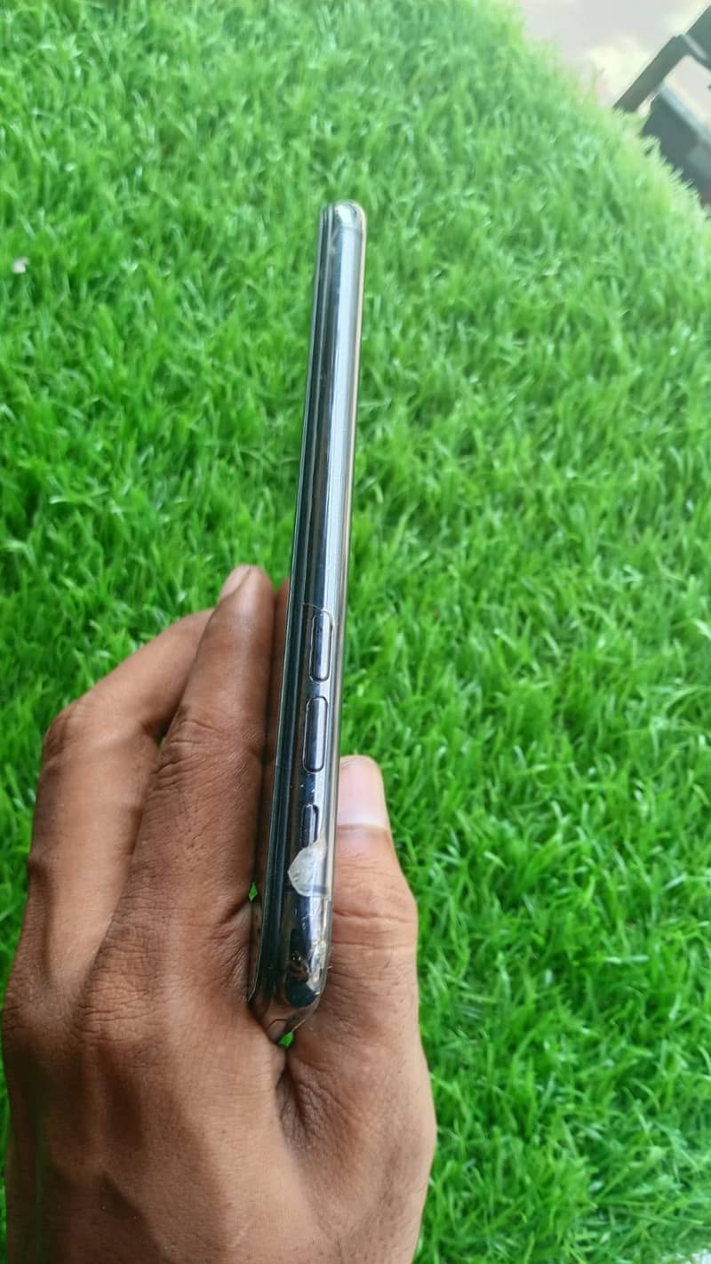 Apple iPhone X 4