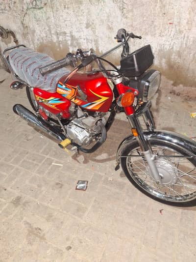 puri gadi Atlas Honda ke Saman per banai hai shaukeen Banda rafta