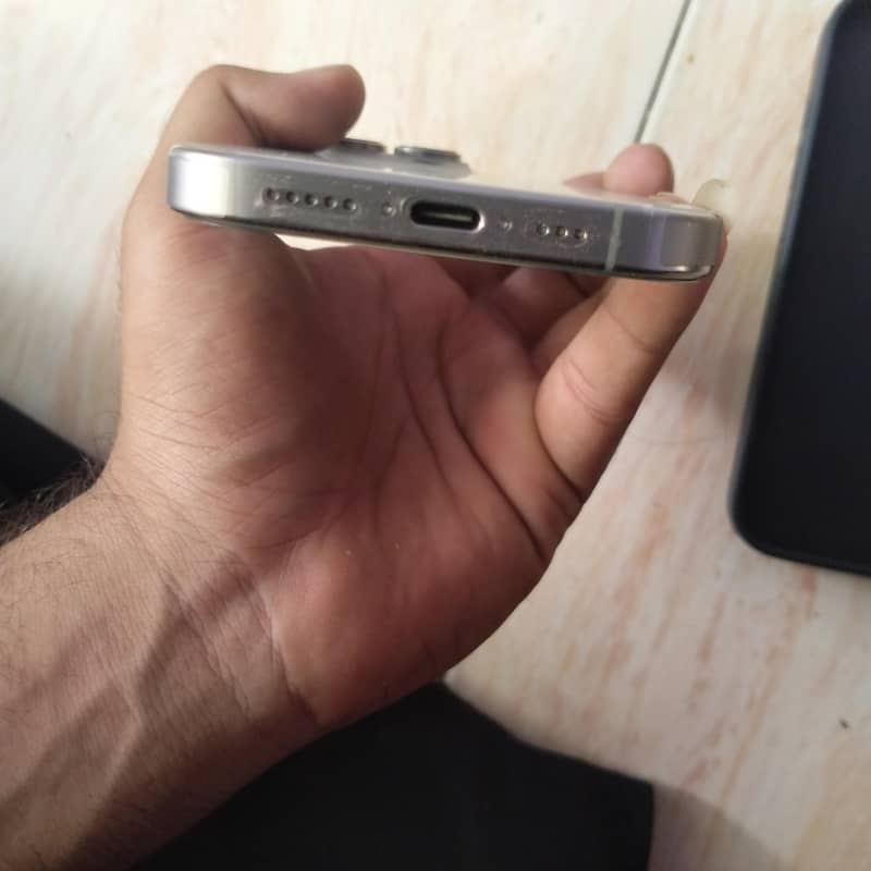 Apple iPhone 16 Pro 2