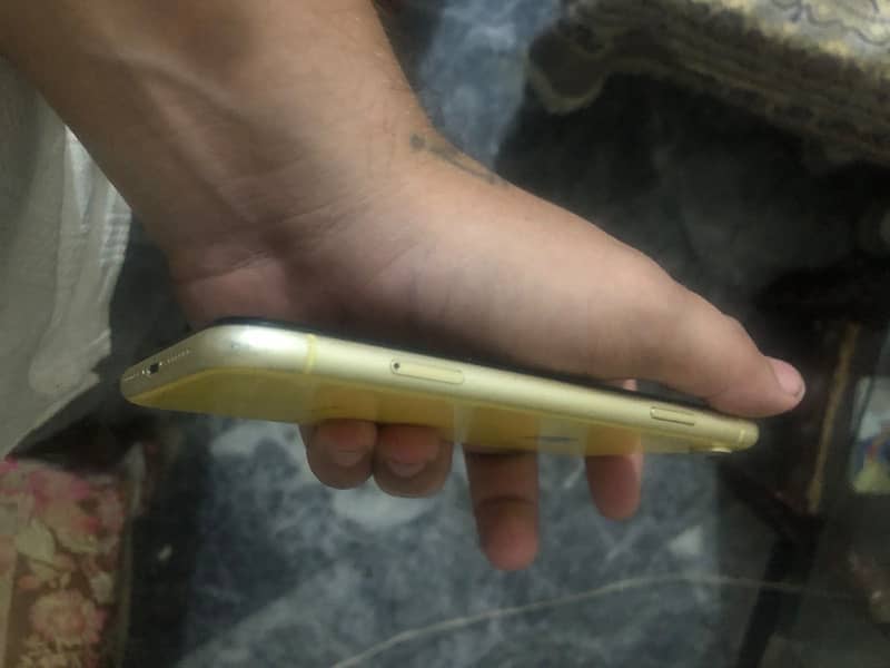 iPhone XR 4