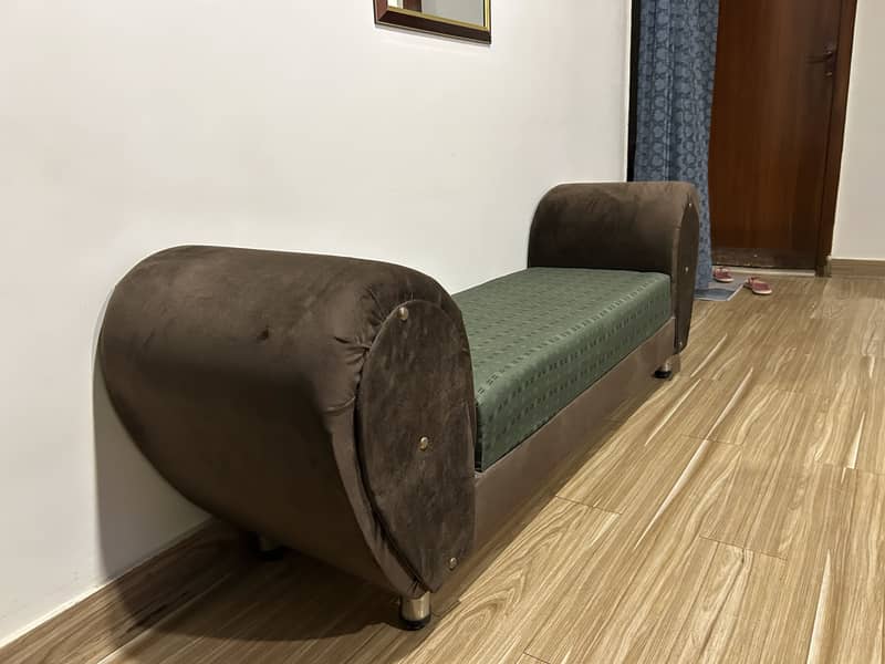 Settee 0