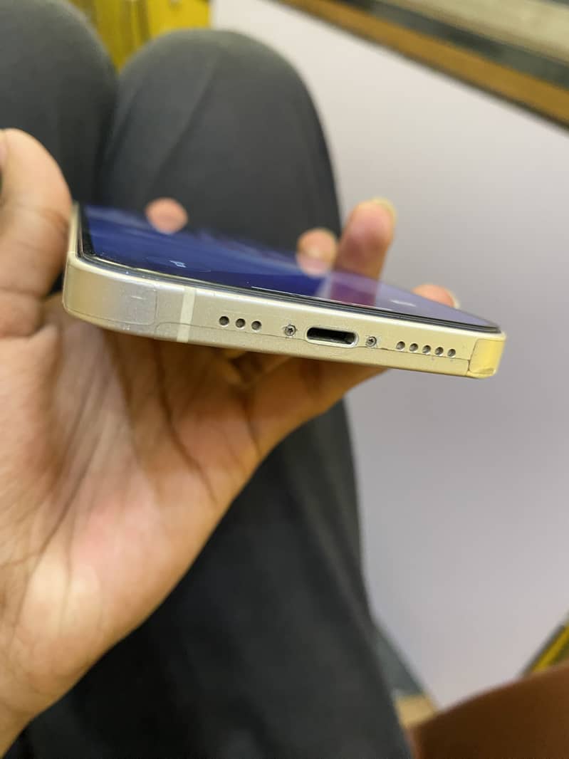 Apple iPhone 12 4