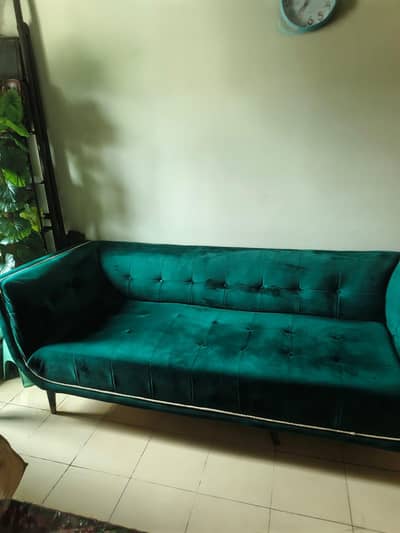 EMERALD GREEN VELVET 4 SEATER MODERN TUFFED DESIGN
