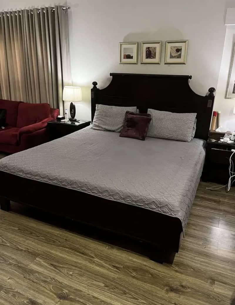 King size double bed 0
