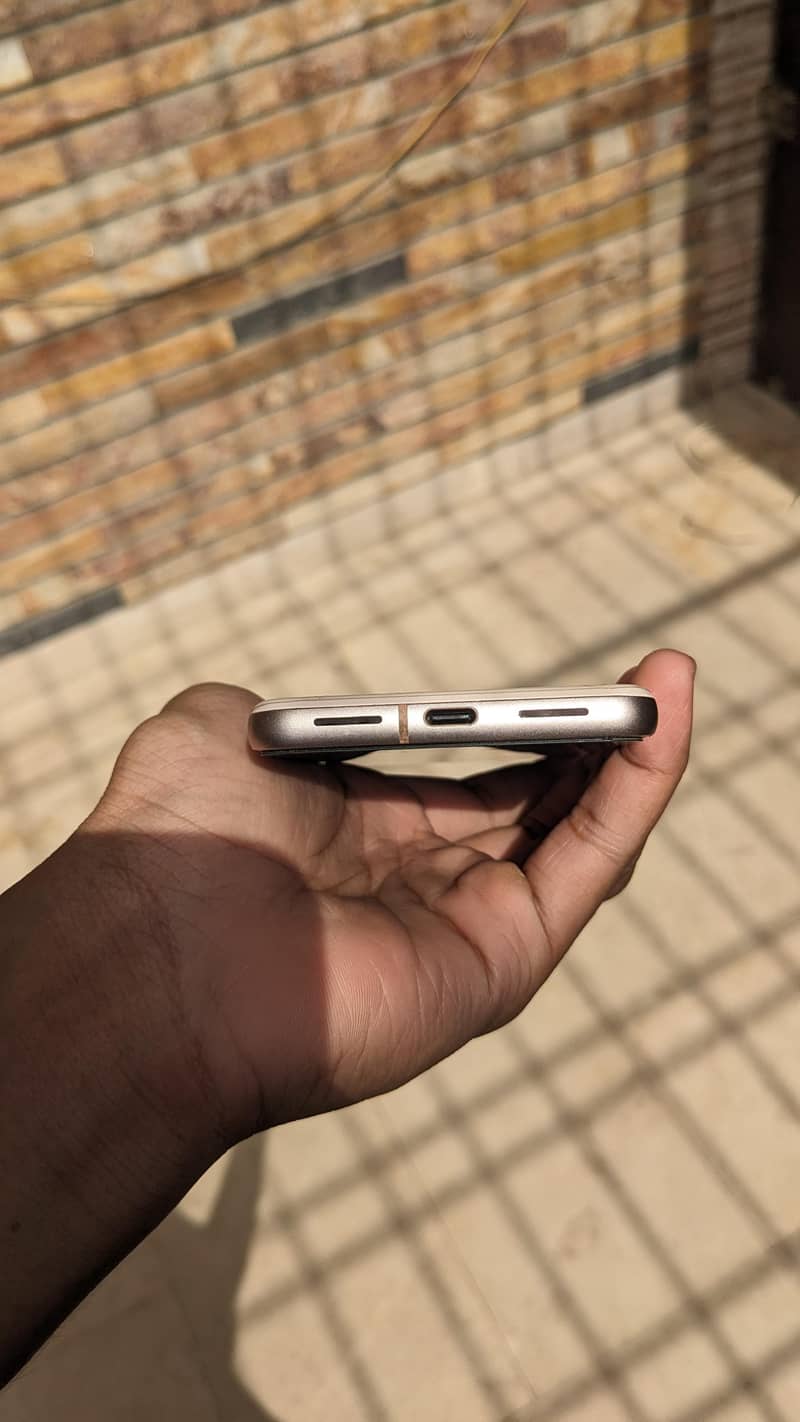 Google Pixel 8 4