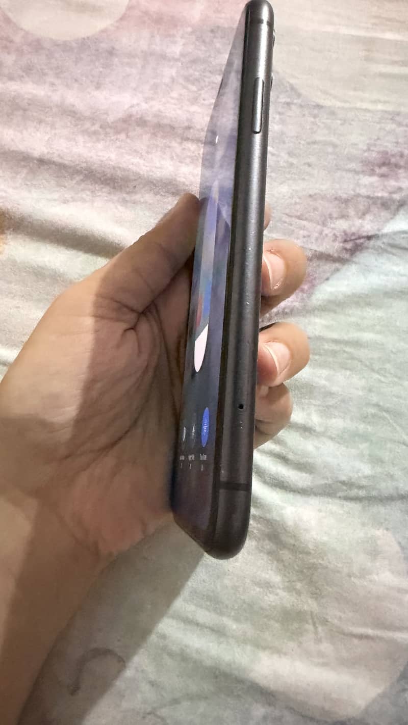 Apple iPhone 11 4