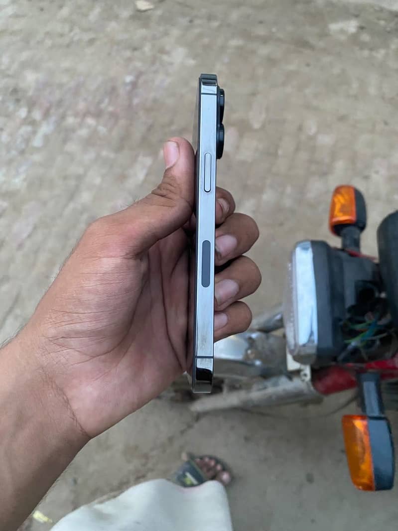 Apple iPhone 13 Pro 2