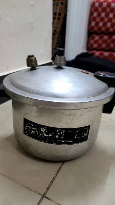 PRESSURE COOKER ( URGENT SALE ]