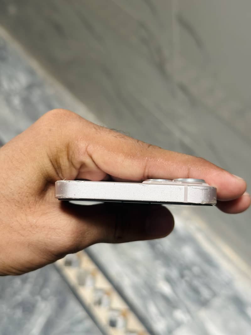 Apple iPhone 13 5