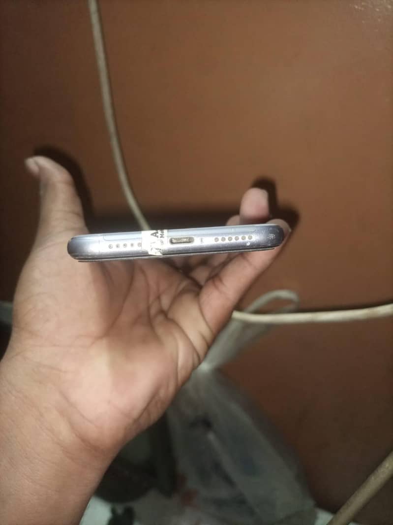 Apple iPhone 11 3