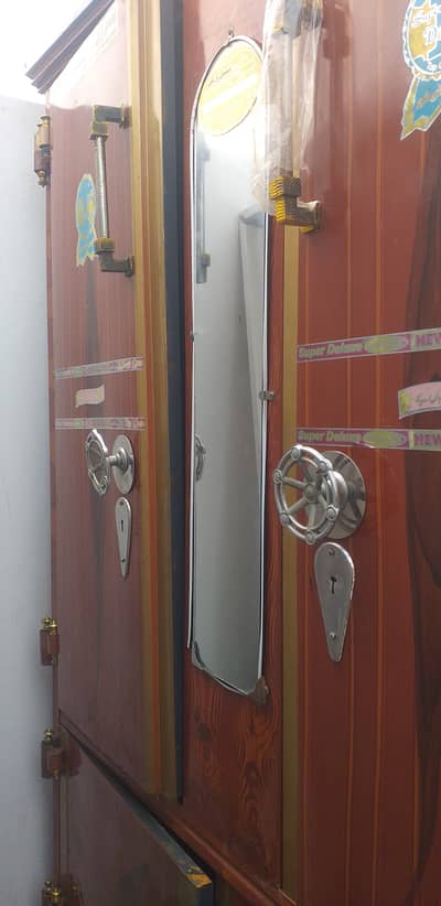 2 khany wali safe almari ha 10. . /8  condition