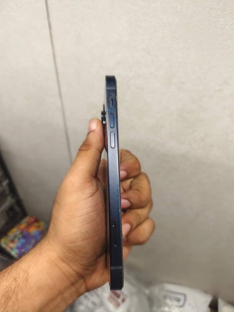 Apple iPhone 12 4