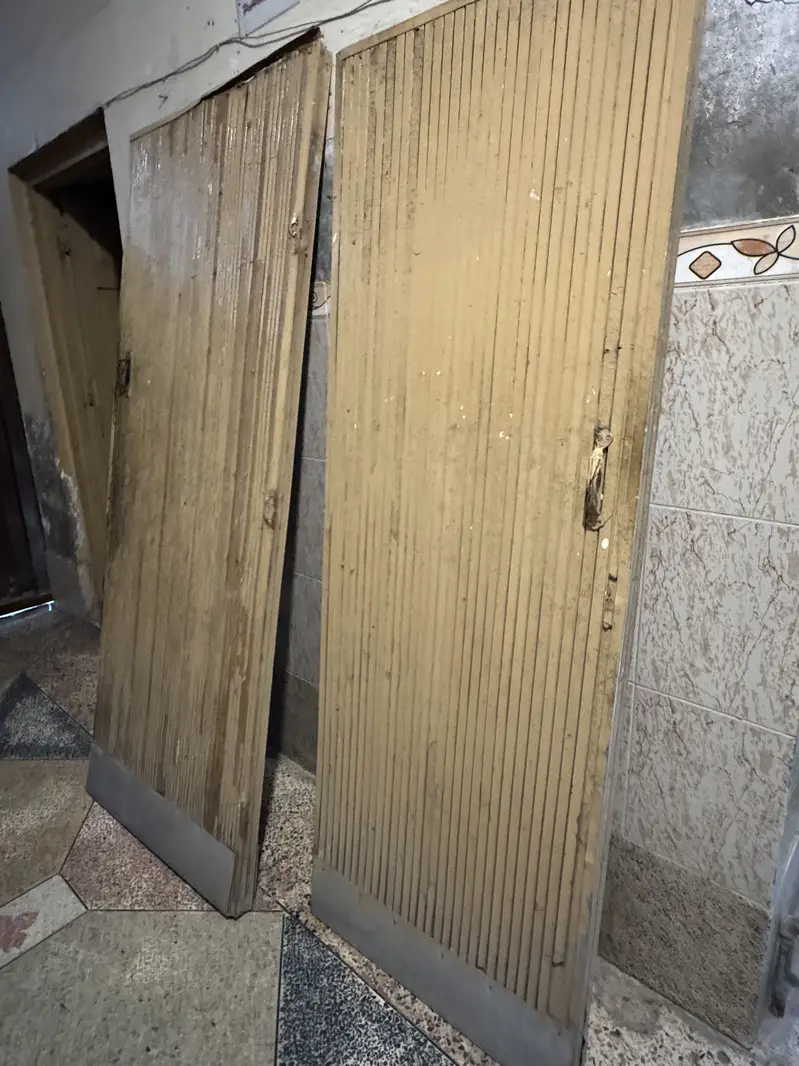Heavy weight Two old wooden doors — photo 2
