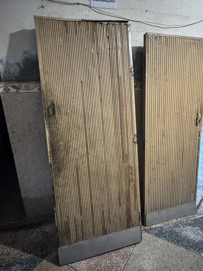 Heavy weight Two old wooden doors — photo 3